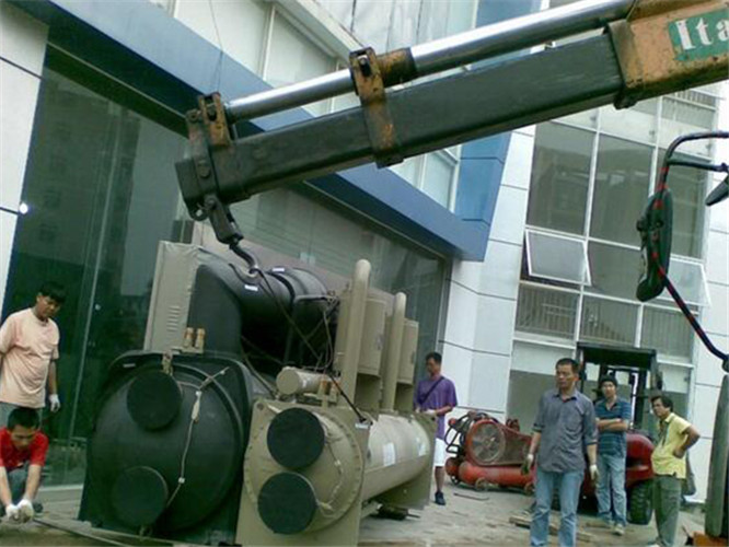 澄城县随车吊和汽车吊的核心区别是什么？哪种更省钱？